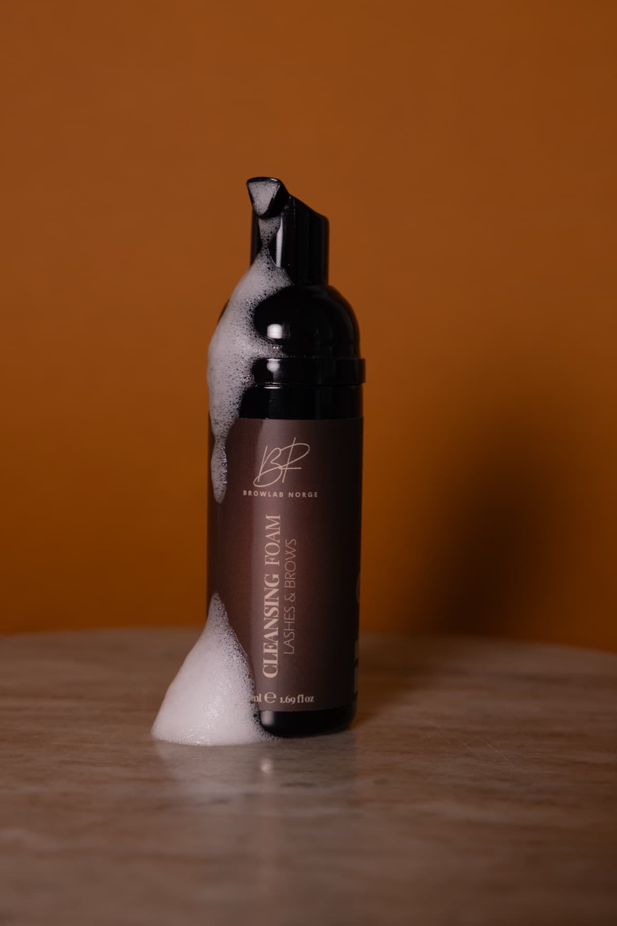 Moisture Surge nattserum på bordet i studioet